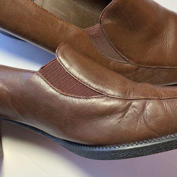 Classic Whats What Brown Leather Loafers with Block Heel - Picture 6 of 6